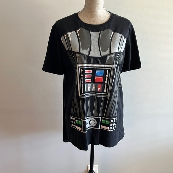 Star Wars Men’s Darth Vader T-shirt with cape size Large in excellent condition - Picture 1 of 4